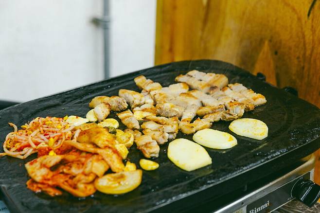 돌판에 구워 먹는 생삼겹살, 구워 먹는 감자와 김치, 콩나물 맛도 일품