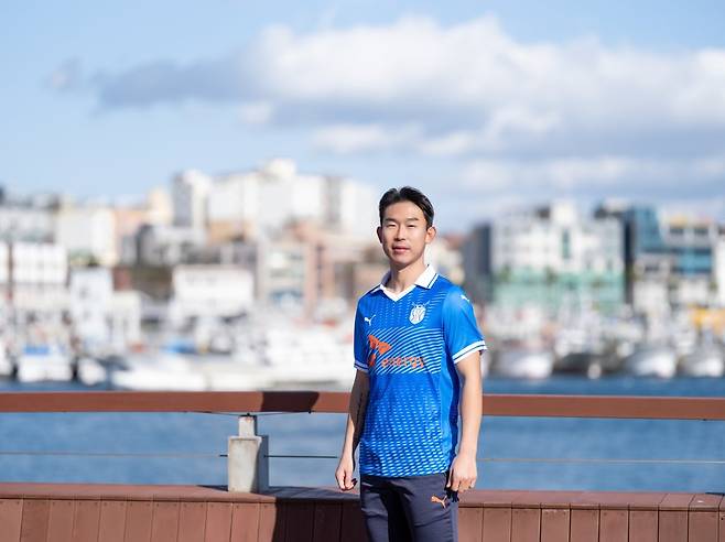 윤빛가람, 프로축구 제주 유나이티드 복귀 (서울=연합뉴스) 2020 아시아축구연맹(AFC) 챔피언스리그 최우수선수(MVP)의 영예를 안았던 미드필더 윤빛가람(32)이 3년 만에 프로축구 K리그1 제주 유나이티드로 복귀한다.
    제주 구단은 지난 시즌까지 울산 현대에서 뛴 윤빛가람을 영입했다고 3일 밝혔다. 사진은 윤빛가람. 2022.1.3 
    [제주 유나이티드 제공. 재판매 및 DB 금지] photo@yna.co.kr