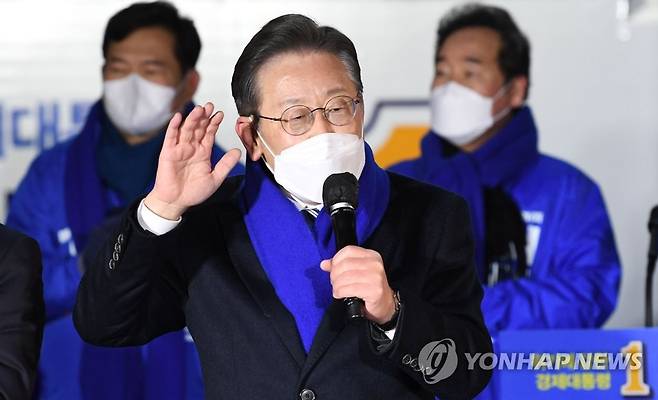지지 호소하는 이재명 후보 (서울=연합뉴스) 더불어민주당 이재명 대선 후보가 15일 서울 강남고속버스터미널 광장에서 열린 유세에서 지지를 호소하고 있다. 2022.2.15 [국회사진기자단] toadboy@yna.co.kr