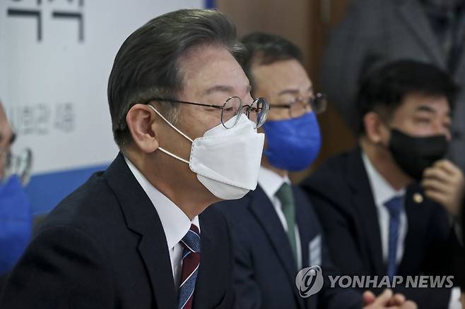 개인택시운송사업 정책협약식에서 인사말하는 이재명 대선후보 (서울=연합뉴스) 백승렬 기자 = 더불어민주당 이재명 대선후보가 16일 서울시 강남구 전국개인택시공제조합에서 열린 개인택시운송사업 발전을 위한 정책협약식에서 인사말을 하고 있다. 2022.2.16 [공동 취재] srbaek@yna.co.kr