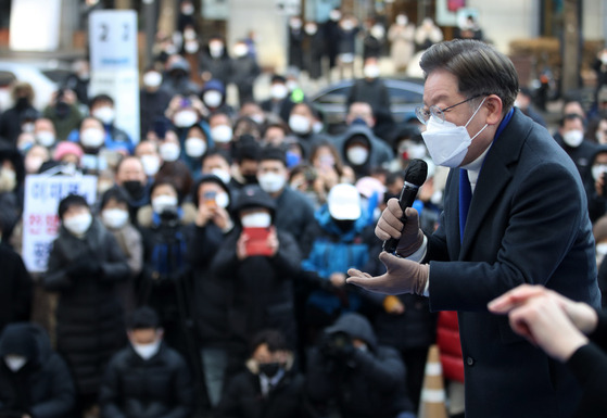 이재명 더불어민주당 대선 후보가 17일 오후 서울 청계광장에서 열린 '다시 광화문에서' 광화문역 유세에 참석해 지지를 호소하고 있다.  〈사진=국회사진기자단〉