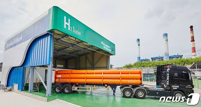 충남 서산시 현대오일뱅크 대산공장 내 고순도 수소 정제 설비에서 수소 트레일러를 충전하고 있다.© 뉴스1