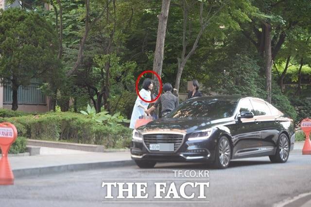 이재명 더불어민주당 대선 후보 부인 김혜경(붉은 원)씨가 지난 2019년 6월 12일 경기도지사의 외빈용 의전차량인 '제네시스 G80 40머XXXX'에서 공무원들의 의전을 받으며 내리고 있다. 김 씨는 관용차 사용, 공무원 수행 등의 의혹을 받고 있다./분당=이철영 기자