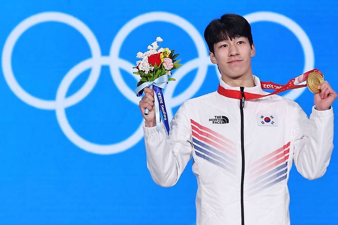2022 베이징 동계올림픽 쇼트트랙 남자 1500m에서 금메달을 획득한 한국 쇼트트랙 대표팀 황대헌이 10일 오후 중국 베이징 메달 플라자에서 열린 메달 수여식에서 단상에 올라 금메달을 들어보이고 있다. /연합뉴스