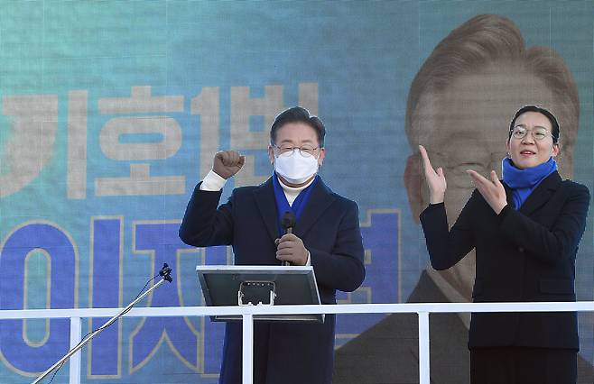 이재명 더불어민주당 대선후보가 17일 오전 서울 노원구 상계동 롯데백화점 노원점 앞에서 유세를 펼치고 있다. /뉴스1