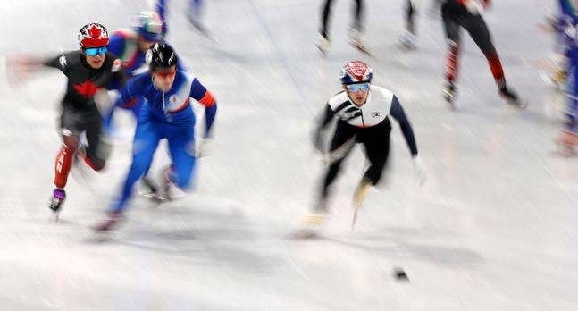 16일 오후 중국 베이징 캐피털 실내경기장에서 열린 2022 베이징동계올림픽 쇼트트랙 남자 5000m 계주 결승서 박장혁이 역주하고 있다. ⓒ 뉴시스