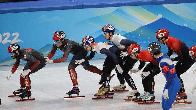 16일 오후 중국 베이징 캐피털 실내경기장에서 열린 2022 베이징동계올림픽 쇼트트랙 남자 5000m 계주 결승서 박장혁이 곽윤기를 터치하고 있다. ⓒ 뉴시스