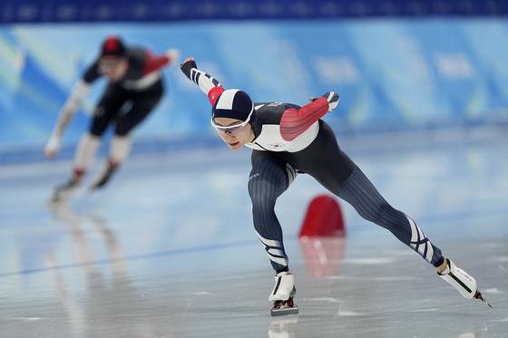 Kim Hyun-yung competes against Nikola Zdrahalova of the Czech Republic during the women's speedskating 1,000-meter finals at the 2022 Winter Olympics on Thursday. [AP/YONHAP]