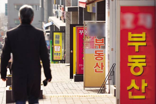 대출 규제와 금리 인상 등의 영향으로 거래 시장 침체가 이어지고 있다. 지난달 23일 서울 시내 한 부동산 중개업소 모습. [연합]