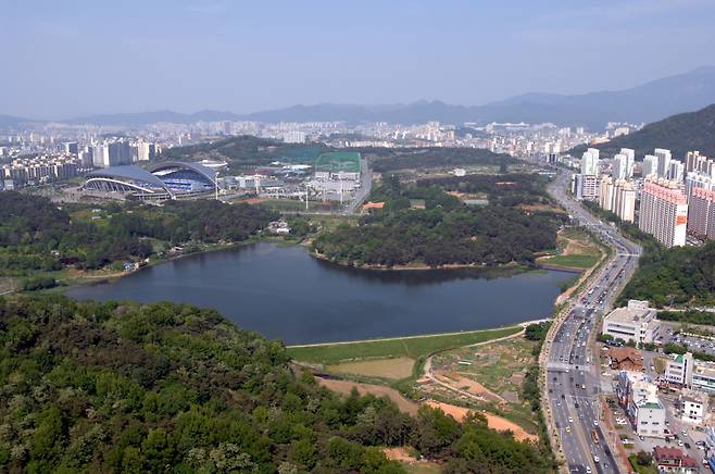 광주 민간공원 특례사업 우선협상대상자 선정에 부당하게 개입한 혐의를 받는 공무원들이 대부분 무죄를 선고받았다. 민간공원 특례사업 2단계 대상지인 중앙공원 전경 ⓒ광주시