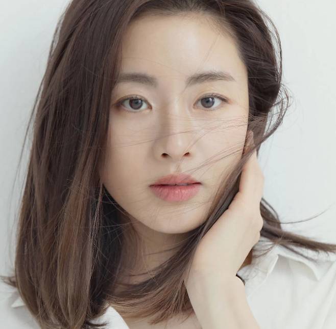 Kang So-ra posted three new profile photos on Instagram on the 17th with an article entitled 2022 new profile.In the photo Kang So-ra is looking at the front with her modest, innocent make-up, showing off her conflicting charm as she wore a white shirt and black turtleneck.Fans are paying attention to whether Kang So-ra will return as an actor as he unveils a new profile photo this time.He usually communicates with his fans by releasing daily photos on SNS.Kang So-ra had a daughter in August 2020, marriage with an eight-year-old oriental medicine doctor, who gave birth to her daughter in April last year; he made a special appearance in The Rain and Your Story, which was released last April.Photo Kang So-ra SNS