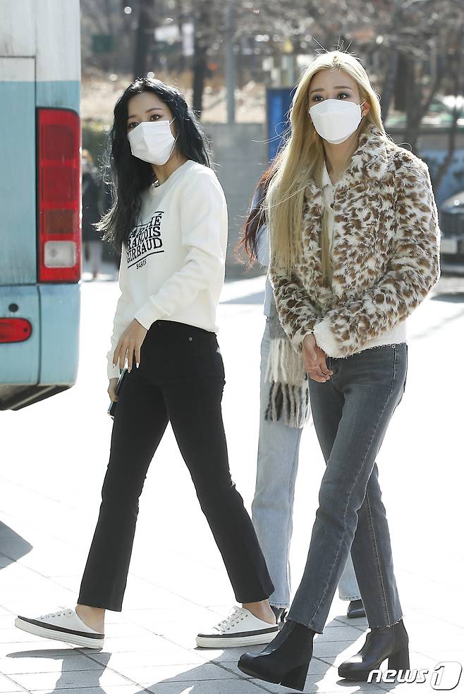 에이핑크(Apink) 김남주, 윤보미(오른쪽)가 17일 오후 서울 양천구 목동 SBS에서 진행된 SBS 라디오 파워FM '두시탈출 컬투쇼' 출연을 위해 방송국으로 들어서고 있다.  © News1 권현진 기자