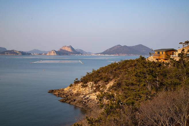 신시도자연휴양림은 바다 전망이 일품이다. 바다 너머 무녀도·선유도 등 이웃 섬이 한눈에 들어온다.