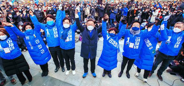 이재명 더불어민주당 대선 후보가 17일 서울 성동구 왕십리역에서 가진 유세에서 민주당 의원들과 함께 손을 들어 올리고 있다. 이 후보는 이 자리에서 “이제 다시는 무능한, 그래서 비선에 의해 국정이 농단 되는 나라로 가서는 안 된다”고 말했다. 최종학 선임기자