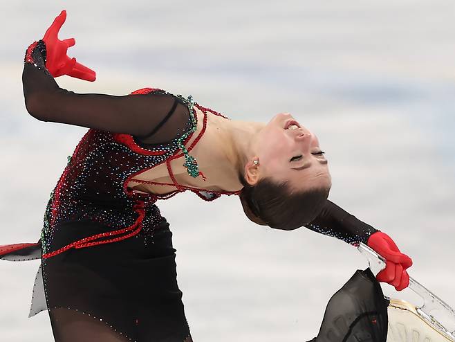 17일 오후 중국 베이징 캐피털 실내경기장에서 열린 2022 베이징 동계올림픽 피겨스케이팅 여자 싱글 프리스케이팅에 출전해 스핀 연기를 하는 카밀라 발리예바(러시아올림픽위원회) / 사진=연합뉴스