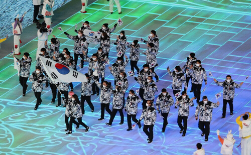 4일 베이징 올림픽 개막식에서 대한민국 국가대표팀 선수들이 노스페이스 단복을 입고 입장하고 있다. [사진 출처 = 연합뉴스]