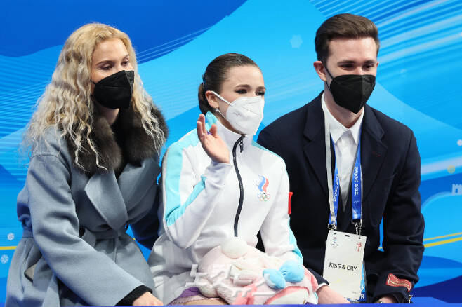러시아올림픽위원회(ROC) 투트베리제 코치(왼쪽부터)와 도핑 논란에 휩싸인 카밀라 발리예바. 박종민 기자