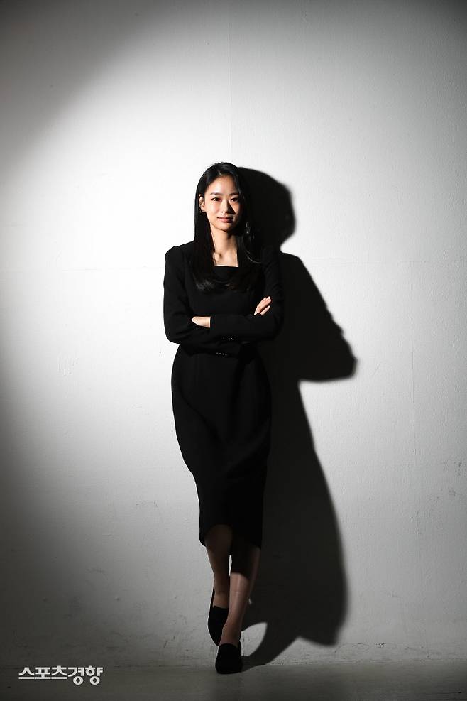 JTBC 드라마 ‘공작도시’에서 김이설역을 열연한 배우 이이담이 지난 14일 ‘스포츠경향’과 인터뷰에 앞서 포즈를 취하고 있다. 사진 정지윤 선임기자