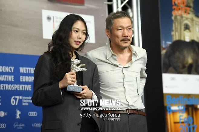 Director Hong Sangsoo and Kim Min-hee joined the Red Carpet at the Berlin International Film Festival in two years.Director Hong Sangsoo and Actor Kim Min-hee attended the 72nd Berlin International Film Festival and enjoyed the pleasure of winning the Silver Bear Award for The Novelists Movie at the closing ceremony held on the 16th (local time).Hong won the Silver Bear Award for Best Director in 2020 and the Silver Bear Award for Introduction last year, followed by the third consecutive year at the Berlin International Film Festival, Worlds top three film festivals.Hong Sangsoos 27th film Novelists Movie was invited to the competition section of the Berlin International Film Festival this year, and Hong Sangsoo and Kim Min-hee attended the festival together and showed up in the official appearance in two years.The two peoples schedule was concentrated on the 16th, and first of all, the official photo call and press conference of the Novelists Movie held at the Grand Hyatt Hotel in Berlin opened the schedule of this years film festival.He was also on the Red Carpet of The Novelists Movie at the main theater, Berlinalepallast. He also attended the closing ceremony and received the judging panel for The Novelists Movie.After winning the award, Hong Sangsoo took to the stage and said, I really didnt expect it. Im so surprised. I dont know what to tell you. I just keep doing what I was doing.I felt that the audience today loved the movie, its touching and I dont think Ill forget it, said Kim Min-hee, the leading Actor, who also took the stage.Director Hong Sangsoo - Kim Min-hees relationship with the Berlin Film Festival is different.The second time they breathed since the 2015 film Now Im Right and then Im Wrong that they first met, Only at the Beach of the Night won Kim Min-hee the Best Actress Award at the Berlin International Film Festival in 2017.The two people who attended the film festival also attended the press preview in Korea in March of that year and acknowledged the affair, saying, I love you.They were both happy to be the first to win the award in 2020 and last year, and in 2020 they were proudly on the Red Carpet in Berlin, and at the closing ceremony.Last year, both of them were absent from the film festival in the aftermath of Corona 19 fandemics, replacing the screenplay award winning impression.And this year, two years later, the Berlin International Film Festival has been showing up on the international stage for a long time and received the attention of world movie fans.Kim Min-hee, who was the main Actor and production director of the Novelists Movie, attracted attention with his unique fashion, which insisted on the costume of the silhouette and the heelless shoes throughout the body, unlike the last film festival.However, at the closing ceremony, I chose makeup that gave a point to the lip in a bright color dress, giving it a fresher feeling.After the award, Kim Min-hee was caught on the camera by holding Hongs hand or wrapping his waist.