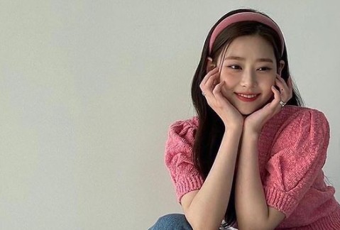 Kim Min-joo from the group IZ*ONE showed off her beauty.On the afternoon of the 18th, Kim Min-joo posted several photos on his instagram.In the photo, Kim Min-joo is wearing a variety of costumes and is taking a picture concept. A gentle smile that melts the heart while posing for calyx.At any time, the pretty beauty was enough to attract peoples attention.On the other hand, Kim Min-joo is currently in charge of MBC Show! Music Center MC.