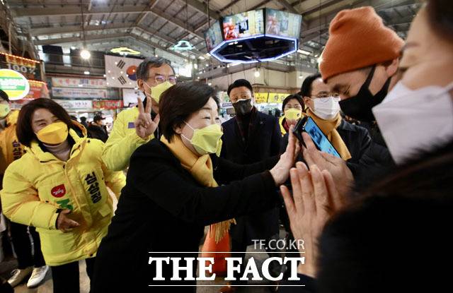 상인들과 인사 나누는 심 후보. /정의당 제공