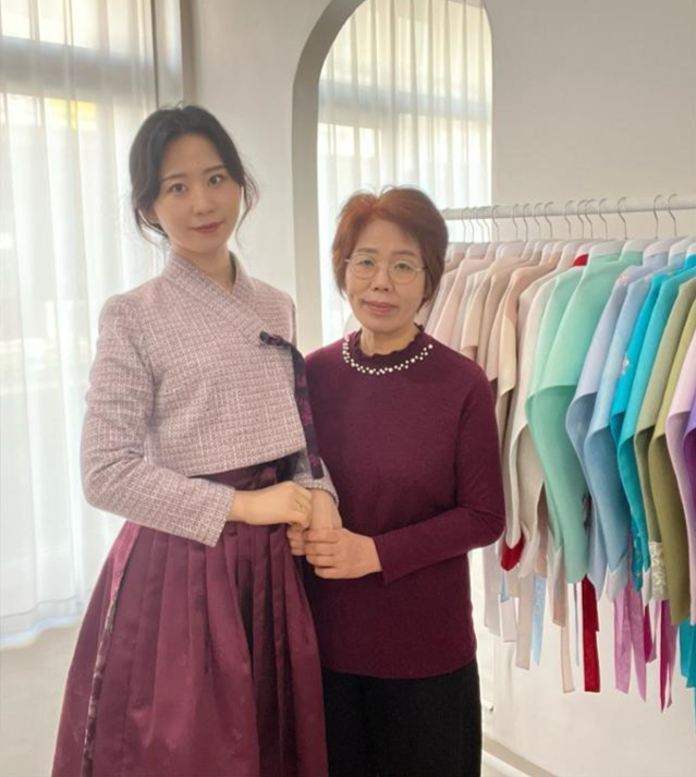 한복 수선·맞춤 업체 로즈리나의 김보나(왼쪽), 정종미 대표. 이들은 "우아하고 단아한 자태를 돋보이게 해 주는 실루엣이 우리 옷, 한복만의 매력"이라고 말했다. 로즈리나 제공