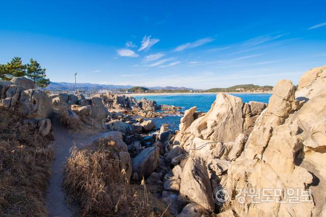 ▲ 방탄소년단(BTS)이 화보집 ‘2021 윈터 패키지’를 촬영한 장소인 고성 능파대는 자연이 만들어낸 예술작품이다.