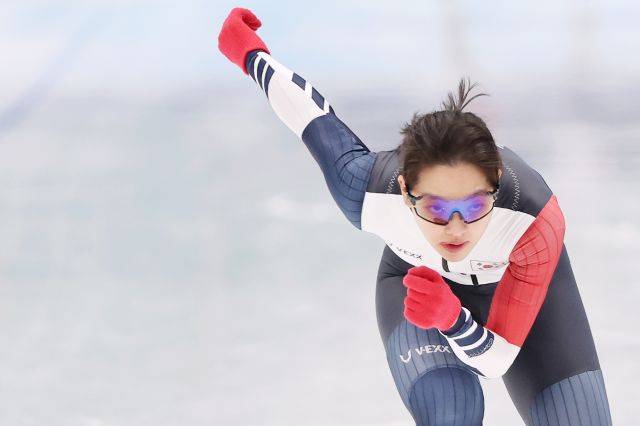 2022 베이징 동계올림픽 대한민국 스피드스케이팅 국가대표 김보름이 6일 중국 베이징 국립 스피드 스케이팅 경기장(오벌)에서 열린 공식 훈련에 참가해 홀로 링크를 돌며 연습에 매진하고 있다. 연합뉴스