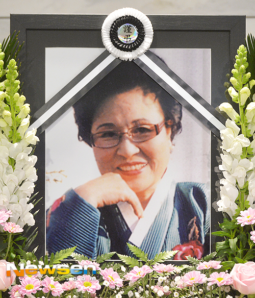 Five years have passed since the late actor Kim Ji Young died.Kim Ji Young died on February 19, 2017, aged 79; the deceased, who had been battling lung cancer for about two years, died of complications of acute pneumonia.Kim Ji Young did not announce it during the lung cancer battle, but appeared in MBC drama Ring the Woman, TVN drama Lets do the ceremony 2 and JTBC drama Fantastic.
