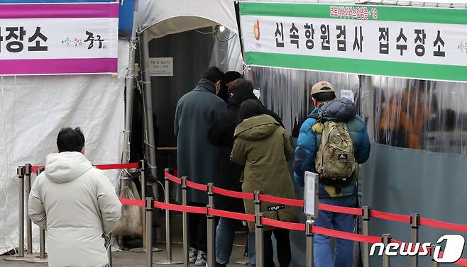서울역 코로나19 선별진료소를 찾은 시민들이 검사를 기다리고 있다./뉴스1 © News1 장수영 기자