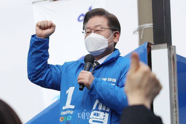 이재명 더불어민주당 대선 후보가 19일 오후 전주 전북대학교 구정문에서 열린 '새로운 전북의 미래. 균형발전의 중심 전북!' 전주 집중 유세에 참석해 지지를 호소하고 있다. ⓒ데일리안 류영주 기자