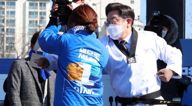 이재명 더불어민주당 대선 후보가 20일 경기 수원시 만석공원에서 열린 유세에서 태권도복 차림으로 송판을 격파하고 있다. 뉴시스