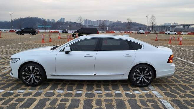 볼보 S90 B5 인스크립션 측면부/사진=이강준 기자