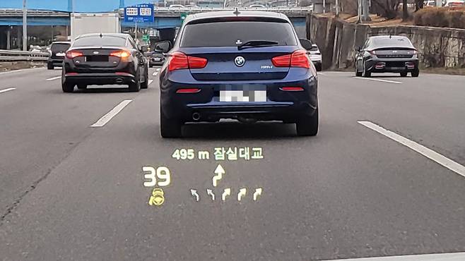 볼보 S90 B5 인스크립션 헤드업디스플레이. T맵의 길안내가 표시된다/사진=이강준 기자