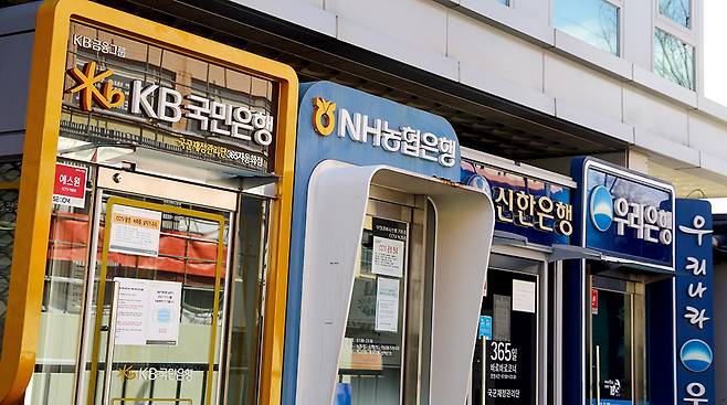 지난해 역대급 실적 행진을 이어간 금융지주사들이 배당금도 사상 최대 규모로 지급한다. 이들은 앞으로도 배당 확대 기조를 지속할 전망이다. 사진은 서울 시내에 은행 ATM 기계가 나란히 설치된 모습./사진=뉴시스 이영환 기자