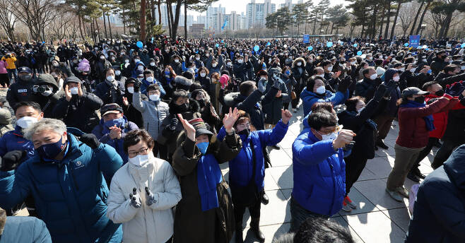 20일 오후 경기도 안양시 안양중앙공원에서 열린 이재명 더불어민주당 대선 후보 지지자들. [연합]