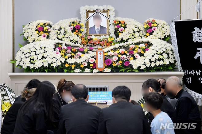 [여수=뉴시스] 김혜인 기자 = 지난 13일 오전 전남 여수시 학동 여수제일병원에 마련된 여천 NCC 폭발사고 희생자 빈소에서 유족들이 고인의 넋을 기리고 있다. 2022.02.13.hyein0342@newsis.com