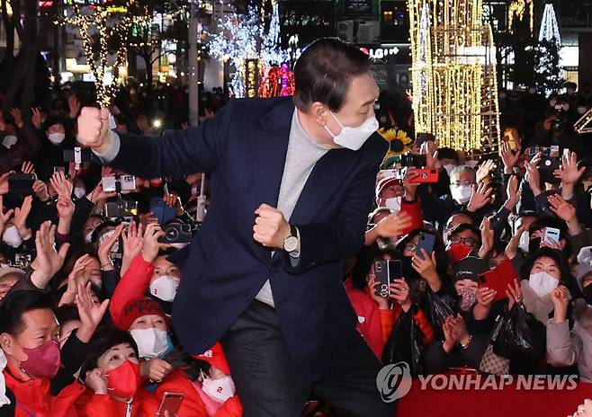 윤석열 창원 '어퍼컷' (창원=연합뉴스) 이정훈 기자 = 국민의힘 윤석열 대선 후보가 19일 오후 경남 창원시 상남분수 광장에서 열린 유세에서 어퍼컷 세리머니를 하고 있다. 2022.2.19 [공동취재] uwg806@yna.co.kr