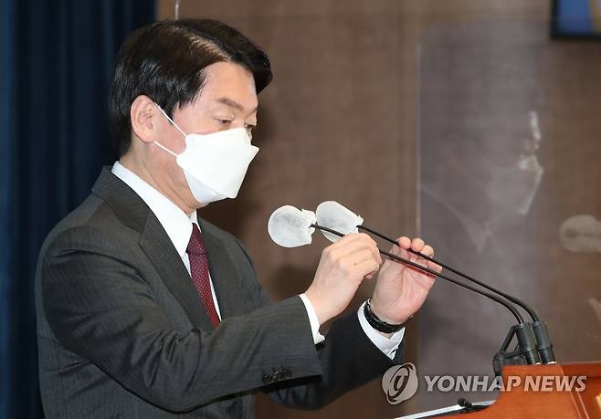 안철수 단일화 결렬 선언 (서울=연합뉴스) 백승렬 기자 = 국민의당 안철수 대선후보가 20일 국회 소통관에서 긴급기자회견을 하며 마이크를 만지고 있다. 안 후보는 "지난 일주일 기다리고 지켜보았다. 더이상의 무의미한 과정과 시간을 정리하겠다"며 국민의힘 윤석열 후보와의 단일화 결렬을 선언했다. 2022.2.20 [국회사진기자단] srbaek@yna.co.kr