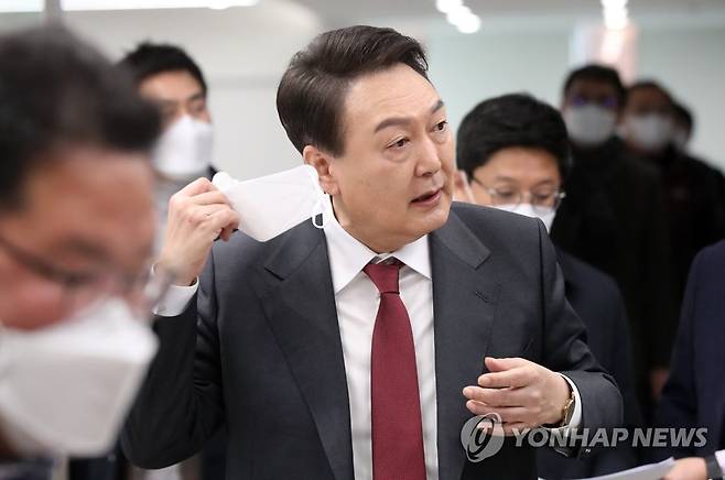 마스크 벗는 윤석열 대선후보 (서울=연합뉴스) 국민의힘 윤석열 대선후보가 20일 방송광고 촬영을 위해 서울 중구 한 방송사에서 분장을 위해 마스크를 벗고 있다. 윤 후보는 이날 공개 일정을 잡지 않고 방송 광고 촬영과 토론 준비에 들어갔다. 2022.2.20 [국회사진기자단] srbaek@yna.co.kr