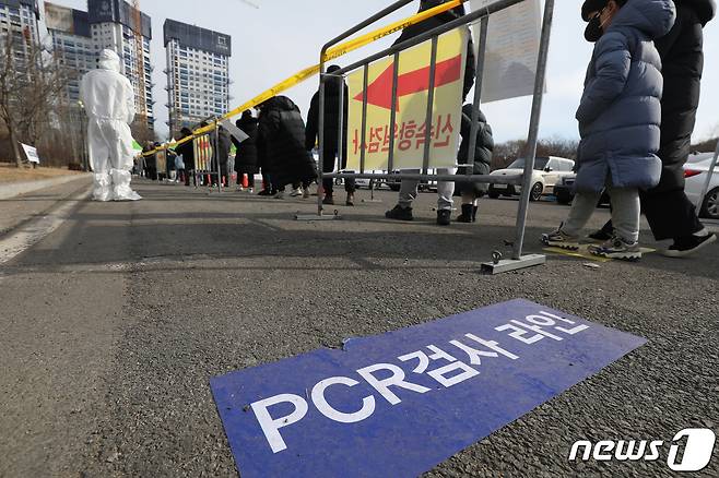 대구 달서구 옛 두류정수장에 마련된 코로나19 임시선별검사소 대기 장소 가운데 신속항원검사를 기다리는 대기 줄(오른쪽)이 긴 반면, 유전자증폭(PCR) 검사 쪽은 텅 비어 있다./뉴스1 © News1 공정식 기자
