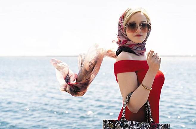 뉴욕 사교계를 뒤흔든 실제 사기 사건에 바탕을 둔 드라마 ‘애나 만들기’에서 주인공 애나 델비를 연기한 배우 줄리아 가너. ‘오징어 게임’ 이전까지 넷플릭스 역대 시청 가구 수 1위였던 ‘브리저튼’의 프로듀서 숀다 라임스가 제작했다. /넷플릭스