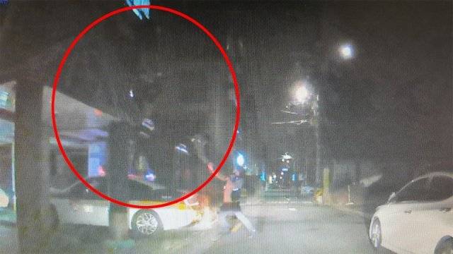 18일 오전 6시20분경 서울 마포구 한 다세대주택 3층에서 자살을 시도한 20대 여성을 구조하기 위해 경찰들이 순찰차를 밟고 올라 ‘인간 피라미드‘를 쌓고 있다. 서울 마포경찰서 홍익지구대 제공