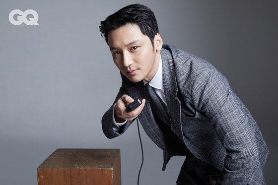 The May issue of Jikyu Korea, which shows the soft charisma and the Classic of actor Byun Yo-han, was released.In the picture released through magazine Jikyu Korea, Byun Yo-han captures the eye of seeing with a clean and straight visual at the same time as a static charm in the background of the concept of a photo studio.Byun Yo-han in the public picture doubles his own warm charm with a natural smile in a black and white tone cut.In particular, he matches the black turtleneck and the suspender that fits the body together, and he adds masculinity. He boasts a free and neat aura.In addition, Byun Yo-han is making a comfortable mood that seems to take self-shooting using various props such as chairs and wooden stools.The intelligent atmosphere of Byun Yo-han, who has a gray check suit with the Classic, attracts attention.The picture of Byun Yo-han can be found in the May issue of Zikyu Korea.