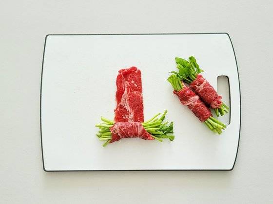 자른 미나리를 고기로 말아서, 맞닿은 면을 먼저 굽는다. 사진 신혜원