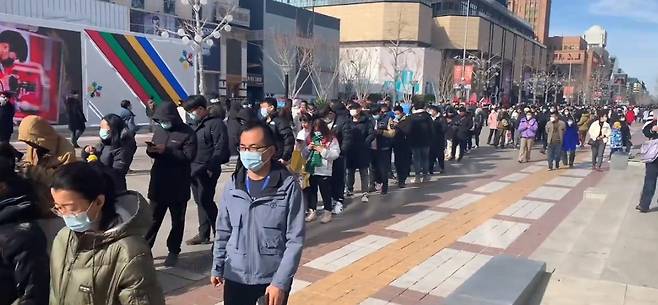 지난  9일 베이징시 왕푸징 내 올림픽 기념품 공식 매장 앞에 사람들이 길게 줄을 서 있다. (사진: 하오칸 캡처 )