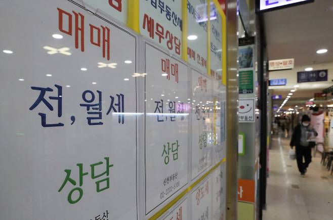 송파구의 한 공인중개업소 유리벽에 전월세 상담안내문이 걸려 있다. [매경DB]