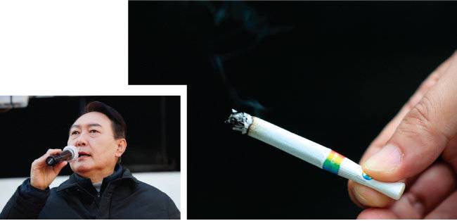 국민의힘 윤석열 대선 후보가 2월 17일 서울 송파구 석촌호수 앞에서 지지를 호소하고 있다(왼쪽). 한 흡연자가 담배를 들고 있다. [뉴스1, 동아DB]