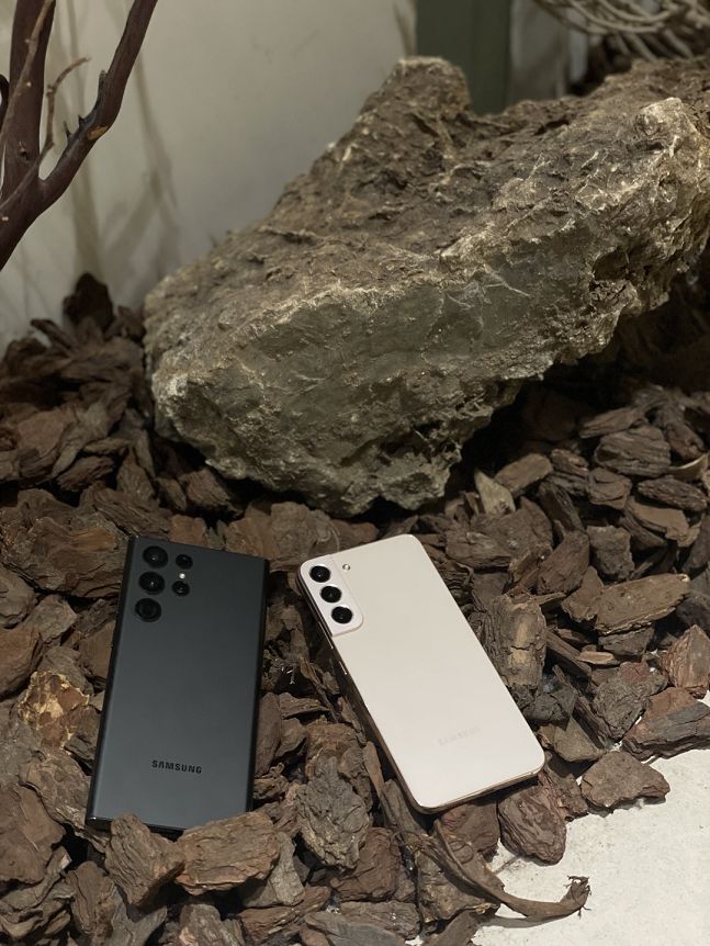 갤럭시S22 울트라 팬텀 블랙(왼쪽), 갤럭시S22 플러스 핑크 골드(오른쪽)./사진=백유진 기자 byj@