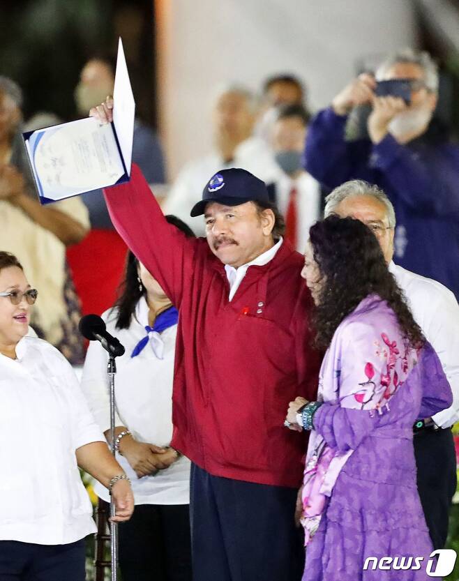 10일(현지시간) 다니엘 오르테가 니카라과 대통령(가운데)가 마나과에서 열린 취임식에서 임명장을 들고 서 있다. 2022.01.10 © AFP=뉴스1